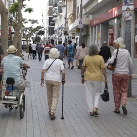 Ciudadanos paseando por el centro de arrecife. Pensionistas. Inversión Pública.
