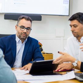 Maciot Cabrera junto a Echedey Eugenio en una reunión de trabajo.