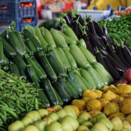 Un puesto de frutas y verduras