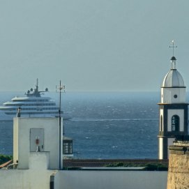 El crucero boutique Emerald Azzurra aproximándose a Arrecife el pasado jueves 9 de abril de 2026