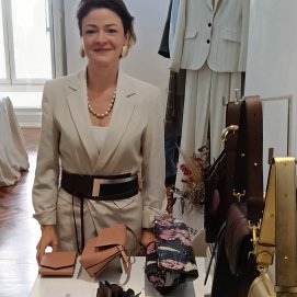 Angie Vásquez con algunas de sus creaciones.