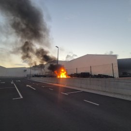 Incendio cerca del Hospital Molina Orosa 