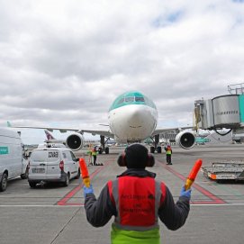 Un avión de Aer Lingus frente a un empleado de mantenimiento.