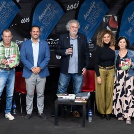 Los primeros libros fueron para personas que han estado unidas a la historia del barrio de Titerroy y la creación del Club San José Obrero (1)