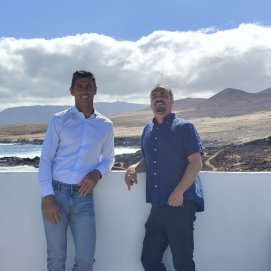 Pablo Peón y Alejandro Santana en Caleta de Caballo, Lanzarote. Agua. Inteligencia Artificial.
