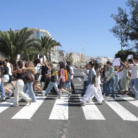Estudiantes de bachillerato se manifestaron en Arrecife en 2024 para pedir una PAU mejor definida. 