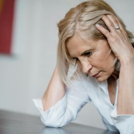 Una mujer sufre los síntomas de la menopausia. Foto: Pexels