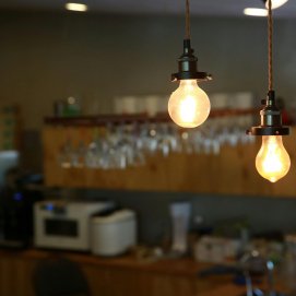 Cocina con bombillas encendidas