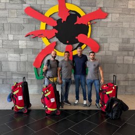 Francisco J. Aparicio junto a los bomberos
