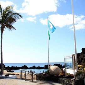 Una de las banderas azules en Puerto del Carmen