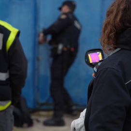 Agentes policiales y personal de Endesa, durante una inspección para detectar fraudes eléctricos