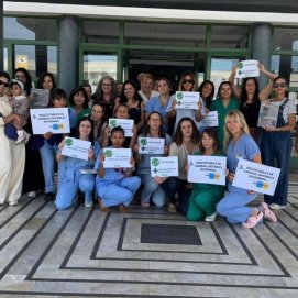 Matronas se concentran frente al Hospital José Molina Orosa