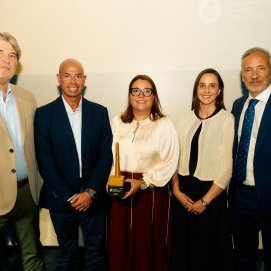 La consejera delegada ejecutiva del ITC, Guayarmina Peña, recoge el premio concedido al proyecto DESALRO 2.0®