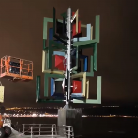 Momento de la instalación de la réplica de El juguete del viento de César Manrique en Las Canteras. Imagen: redes sociales.