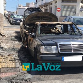 Coches afectados por las llamas. Foto: La Voz