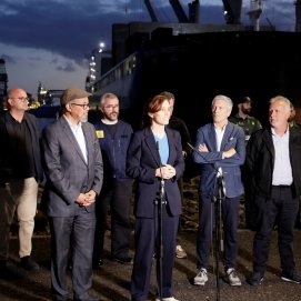 La ministra de Sanidad Mónica García en el puerto de Granadilla 