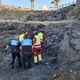 Bomberos y Policía Local durante el rescate