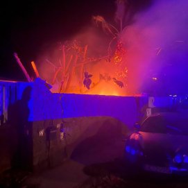 Incendio en el jardín de una vivienda en Playa Blanca.