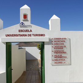 Entrada a la Escuela de Turismo de la ULPGC en Lanzarote