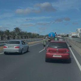 Una mujer camina por mitad de la autovía y crea un atasco en Lanzarote. Foto: La Voz