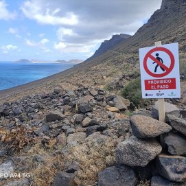 Cartelería instalada en el risco de Famara