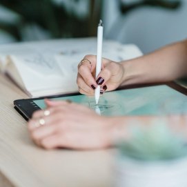 Una diseñadora gráfica trabaja en un proyecto. Foto: Pexels