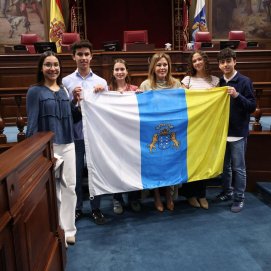 Ástrid Pérez entrega la bandera canaria 