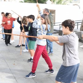 Niños practican el juego del palo 