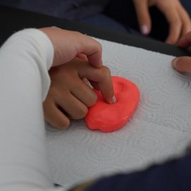 Imagen de un niño con necesidades especiales. Foto: Pexels