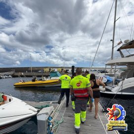 Personal sanitario y voluntarios de Emerlan durante el rescate