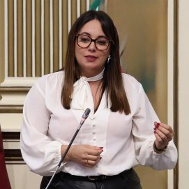 Cristina Calero en el Parlamento de Canarias.
