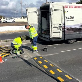 Operarios de Arrecife cambian los resaltos
