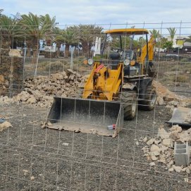 Modificación de las construcciones de piedra frente a Playa Bastián. Foto: La Voz