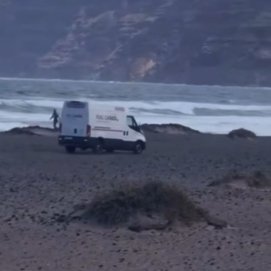 Vehículos circulando por la playa de Famara. Foto: Salvemos Famara