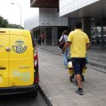 Trabajador de Correos con paquetes en reparto en Arrecife.