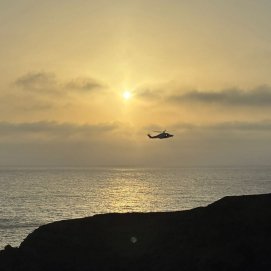 Un helicóptero batiendo el litoral de EL Golfo