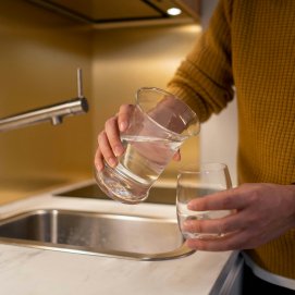 Un vaso de agua. Foto: Cottonbro.