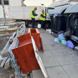 Varios enseres tirados junto a los contenedores en Arrecife