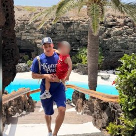 Lunin junto a su hijo en Jameos del Agua