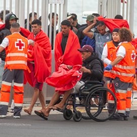 Asistencia a los migrantes en Puerto Naos (Fotos: Juan Mateos)