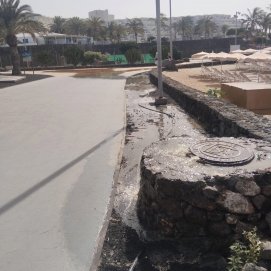 Desbordamiento del saneamiento de Las Cucharas. Foto: La Voz