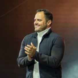 Yonathan de León durante un acto del Carnaval 2026.