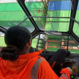 Una estibadora trabajando con la grúa en Lanzarote