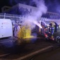 Bomberos sofocan un incendio de un contenedor. Foto: Consorcio.