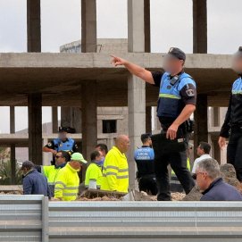 Policías locales y operarios del Ayuntamiento en el esqueleto. Foto: Cedida