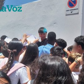 El tiktoker Pana Vi junto a un grupo de niños. Foto: La Voz