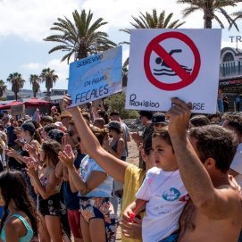 Concentración en Canarias en contra de los vertidos de aguas fecales.