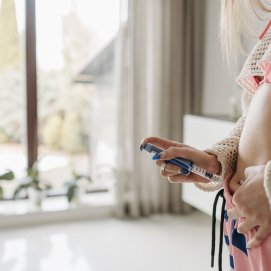 Una mujer se inyecta una dosis de Ozempic. Foto: Pexels