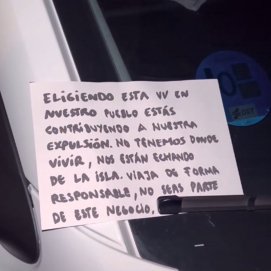 Papeles colocados en distintos coches de alquiler en Lanzarote