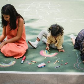 Niños en situación vulnerable pintan con su maestra